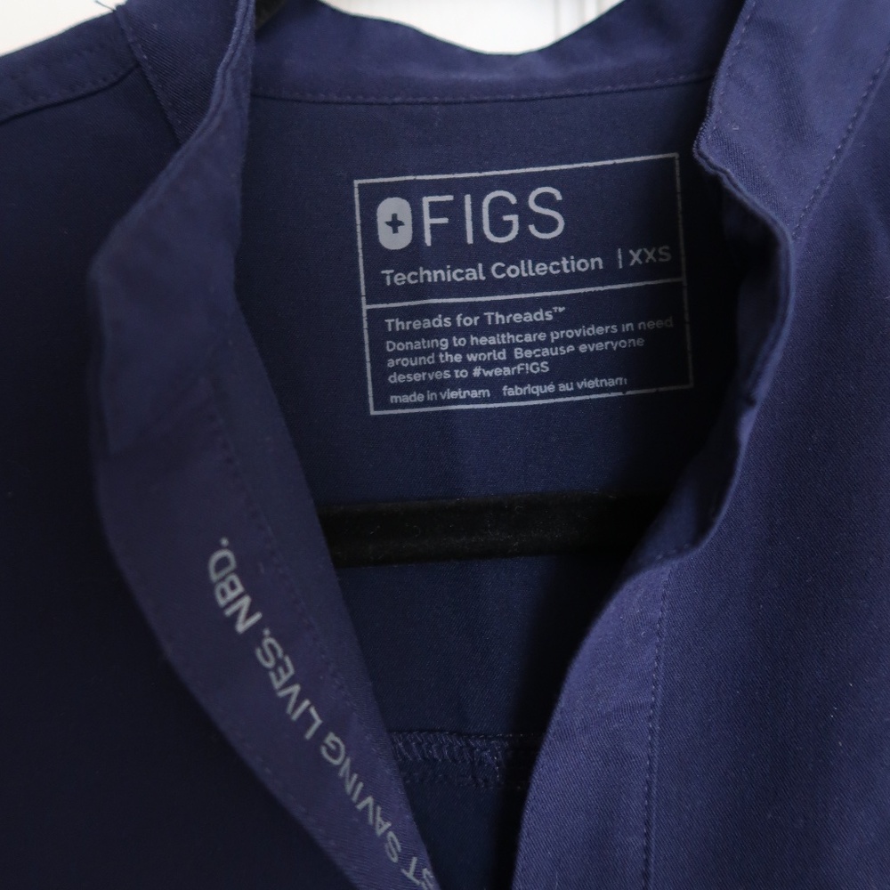 FIGS Navy Blue Rafaela Top and Zamora Joggers Set - Picture 5 of 5